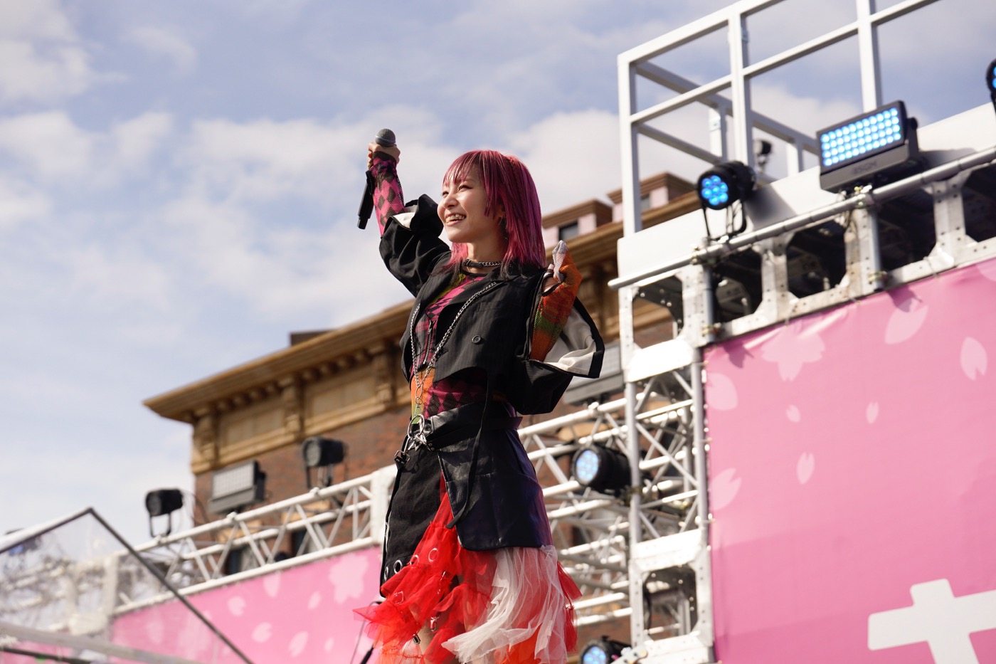 【ライブレポート】NiziU『ユニ春！ライブ』が悪天候で中止に！ しかし、集まったゲストの前で一部楽曲を特別に披露 - 画像一覧（4/6）