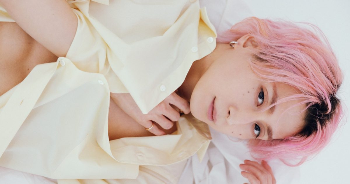 Snow Man佐久間大介『andGIRL』表紙に降臨！ チラ見えする腹筋にファン