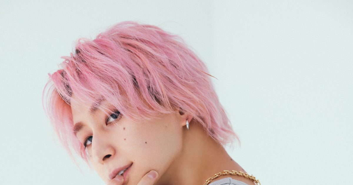 Snow Man佐久間大介『andGIRL』表紙に降臨！ チラ見えする腹筋にファン