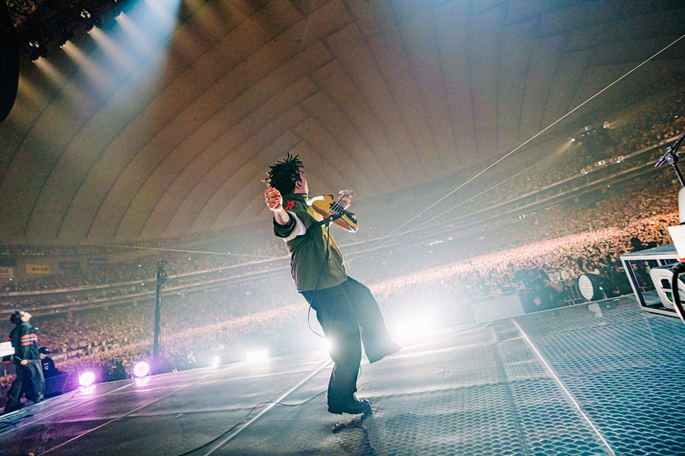【ライブレポート】King Gnu、全国5大ドームツアーが札幌にてファイナル！「われわれはぶっ飛んだ演奏をします！」 - 画像一覧（13/39）