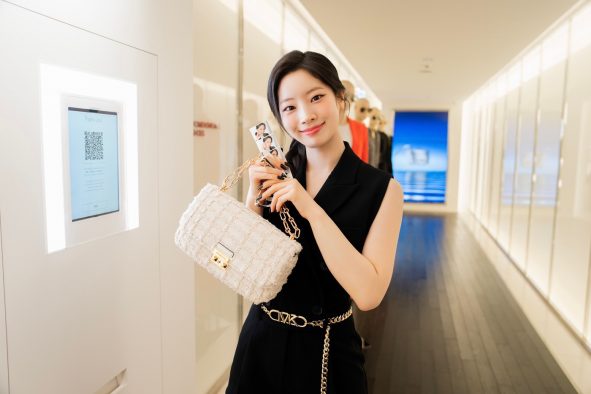 TWICEダヒョン、マイケル・コースのグローバルブランドアンバサダーとして初来日！銀座店を訪問