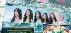 NewJeansの“Essential”巨大広告がJR渋谷・新宿駅に登場 - 画像一覧（1/3）