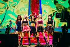 LE SSERAFIM、ルイ・ヴィトン特別デザインのカスタムメイドウェアをまとい『コーチェラ』に登場