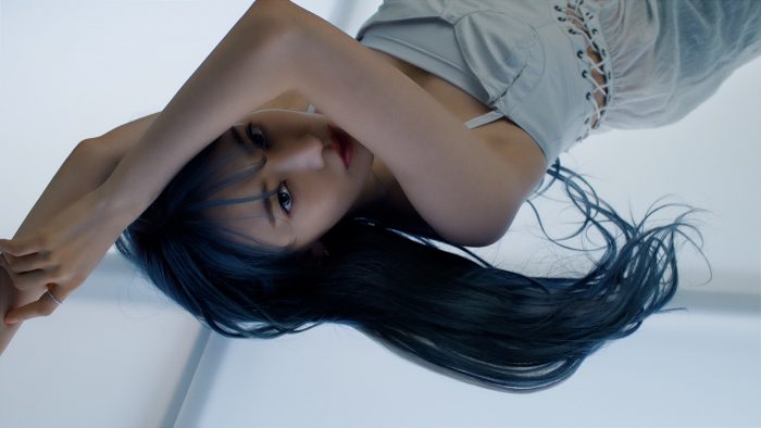 LE SSERAFIMサクラ（宮脇咲良）ブルーのロングヘアを華麗に操る“&be HAIR”新CMが公開