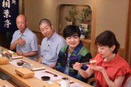 相葉雅紀の包丁さばきが冴えわたる！ 『相葉マナブ』“包丁王子”で振舞われた魅惑の寿司にゲストご満悦 - 画像一覧（4/8）