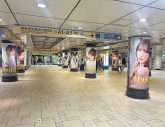 Girls²×STU48×HKT48のメンバーからなるプロジェクト“IDOLS”の柱巻広告が東京メトロ表参道駅に登場 - 画像一覧（1/2）