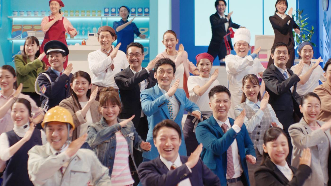 草なぎ剛、求人サイト『エンゲージ』新キャラクターに就任！ リズミカルなステップを披露し「令和にこの振り付け!?」「天才ですよ！」 - 画像一覧（1/3）