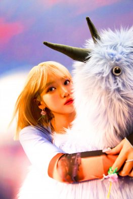 LE SSERAFIM、日本3rdシングル「CRAZY」の最初のコンセプト「CRAZY DUSK」のソロ画像＆クリップ映像公開