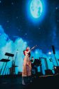 【ライブレポート】安田レイ、初のプラネタリウム公演を開催！中島美嘉「ORION」など星にまつわる名曲カバーも - 画像一覧（4/9）