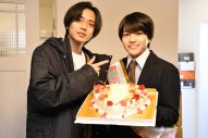 永瀬廉が西畑大吾のバースデーサプライズを決行！ドラマ『御曹司に恋はムズすぎる』撮影現場にて - 画像一覧（1/3）