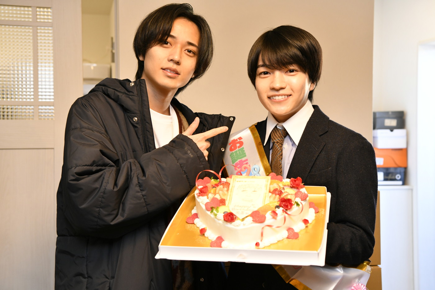 永瀬廉が西畑大吾のバースデーサプライズを決行！ドラマ『御曹司に恋はムズすぎる』撮影現場にて