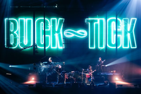 【ライブレポート】BUCK-TICK、4人新体制で初の日本武道館公演を開催。第一声は「俺たちは独りじゃない」