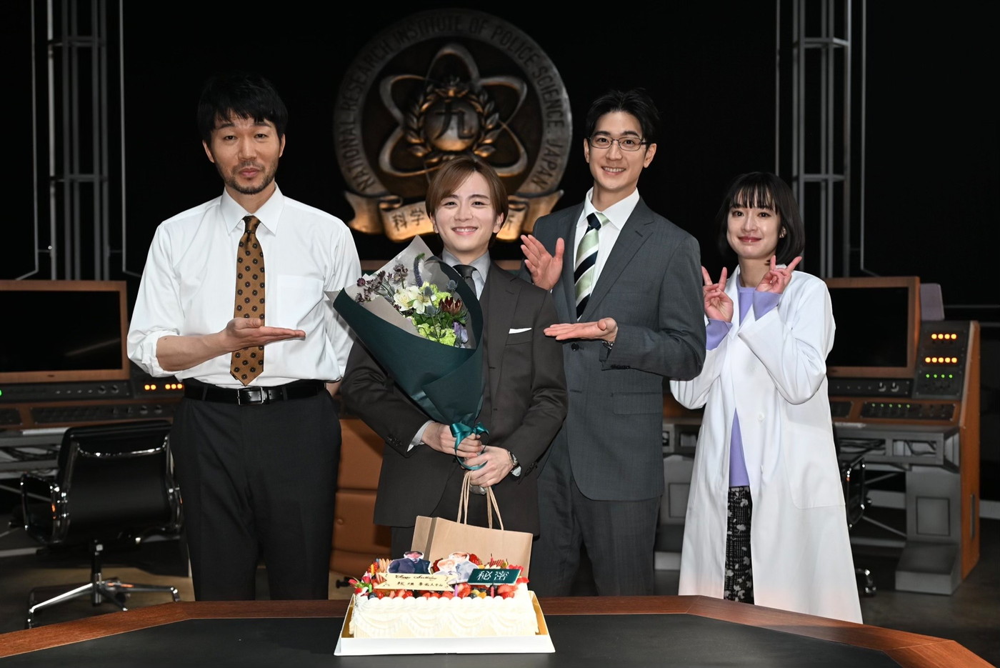 中島裕翔らが板垣李光人の誕生日をサプライズでお祝い！「難しい言葉使わずに素直に喜べよ～」（中島）