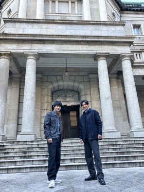 目黒蓮（Snow Man）＆佐野勇斗（M!LK）1億円の札束を前に大興奮！目黒はなぜか筋トレを開始（笑）