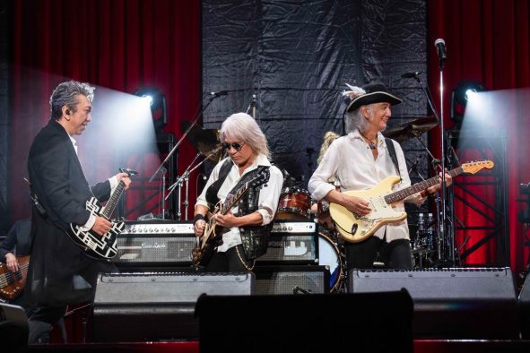 【ライブレポート】Char、布袋寅泰、松本孝弘が圧巻のトリプルギターバトル！ジェフ・ベックトリビュートライブが大盛況