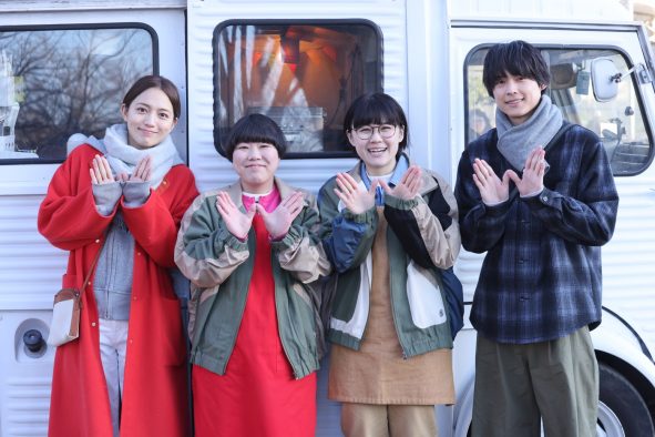 川口春奈×松村北斗出演ドラマ『アンサンブル』第8話に『THE W 2024』優勝の“にぼしいわし”がゲスト出演