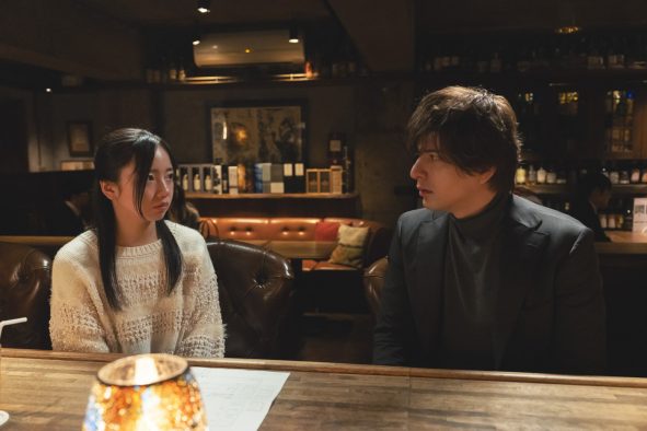 疑いをかけられた真央（齊藤京子）と海外出張中の創（城田優）。ドラマ『いきなり婚』第10話衝撃の場面写真公開
