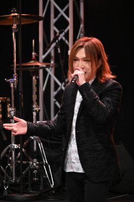 ゴールデンボンバー鬼龍院翔『芸能人格付けチェックBASIC 春の3時間スペシャル』で「女々しくて」熱唱