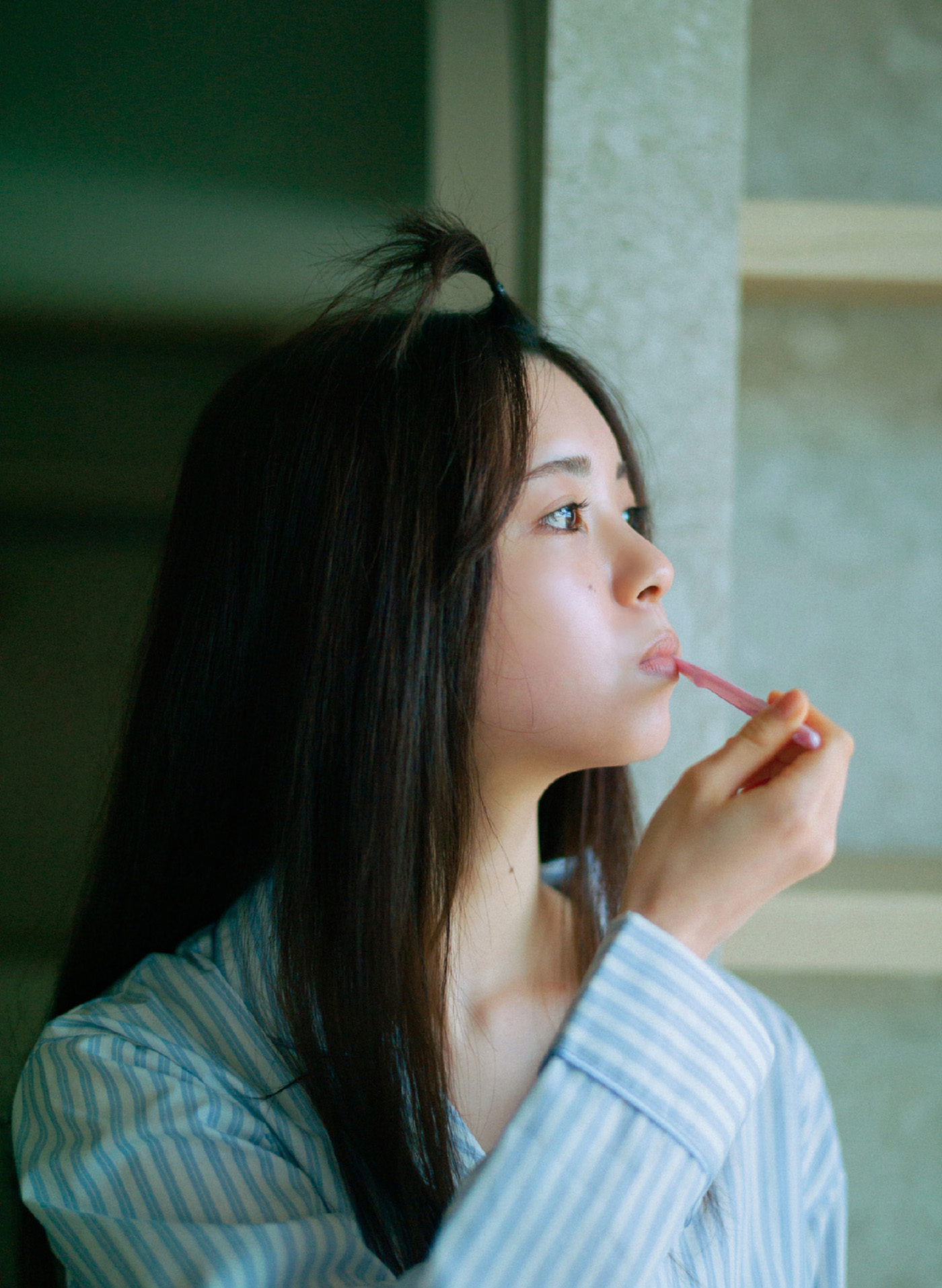 筒井あやめ1st写真集より、リラックスしたパジャマで朝の歯磨きタイム公開