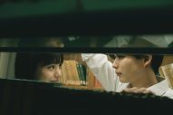 心也（長尾謙杜）と夕花（當真あみ）が急接近！映画『おいしくて泣くとき』より、ふたりきりの図書館シーン解禁 - 画像一覧（1/1）