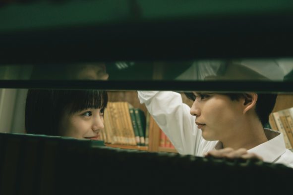 心也（長尾謙杜）と夕花（當真あみ）が急接近！映画『おいしくて泣くとき』より、ふたりきりの図書館シーン解禁