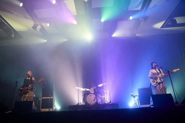 【ライブレポート】羊文学「TAKANAWA GATEWAY CITY」まちびらきスペシャルライブで新曲「未来地図2025」初披露