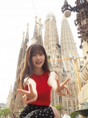 乃木坂46筒井あやめ1st写真集より、憧れの場所スペイン・サグラダファミリア前でWピースした写真公開