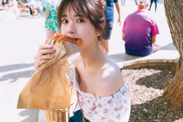 乃木坂46筒井あやめ1st写真集より、マヨルカ島で大きなパンを頬張る“もぐめん”ショットを先行公開