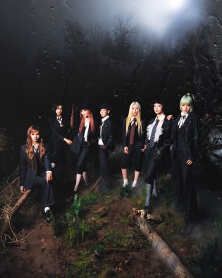 XG、2ndミニアルバム『AWE』よりリカットシングル「IN THE RAIN」リリース決定