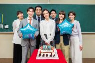 広瀬アリス、Snow Man渡辺翔太ら『なんで私が神説教』キャストが、“よったん”こと木村佳乃の誕生日をサプライズで祝福 - 画像一覧（1/1）