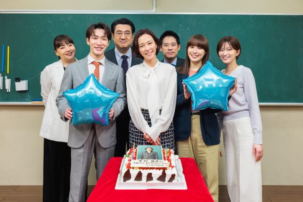広瀬アリス、Snow Man渡辺翔太ら『なんで私が神説教』キャストが、“よったん”こと木村佳乃の誕生日をサプライズで祝福