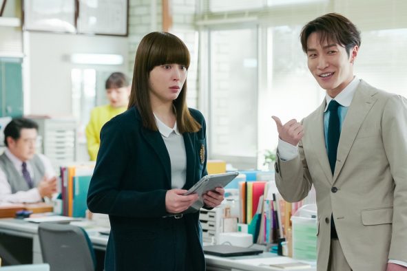 渡辺翔太演じる空回り気味の数学教師ら、クセツヨキャラが続々！広瀬アリス主演ドラマ『なんで私が神説教』場面写真解禁