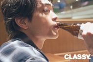 timelesz原嘉孝『CLASSY.』でデート撮影！クラフトビールを飲む横顔の先行カット公開 - 画像一覧（1/2）