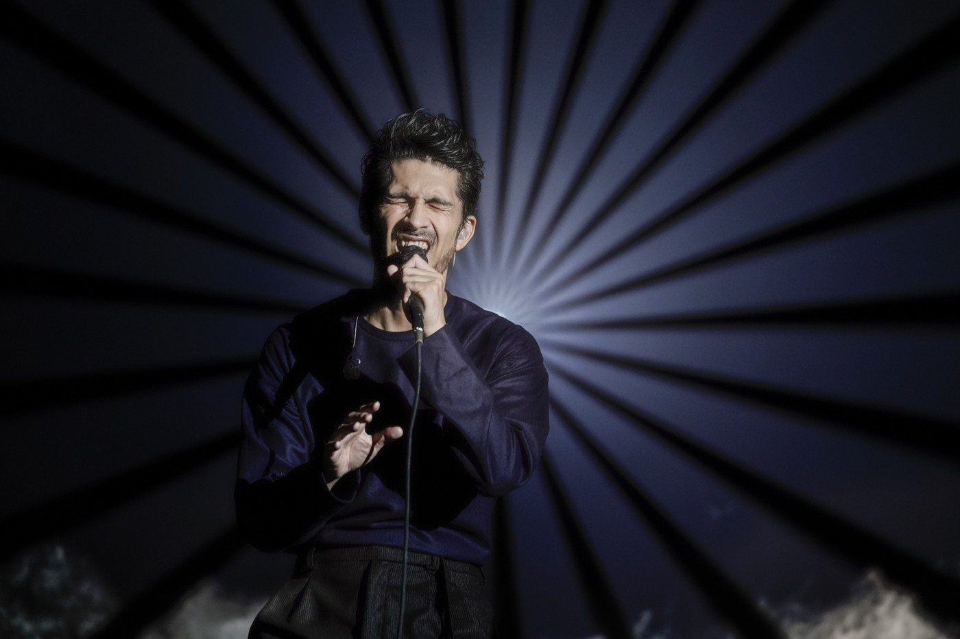 平井堅『Ken’s Bar』ライブビューイングの入場特典で、横浜アリーナ公式キャラクター“ヨコアリくん”とコラボ