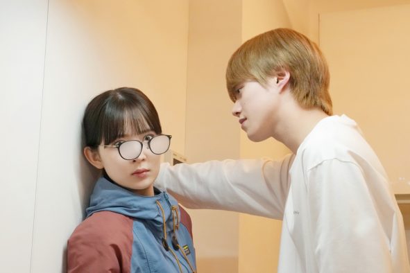 皇太（大橋和也）が、さほ子（畑芽育）に壁ドン→デコチュー!?映画『君がトクベツ』新場面写真解禁