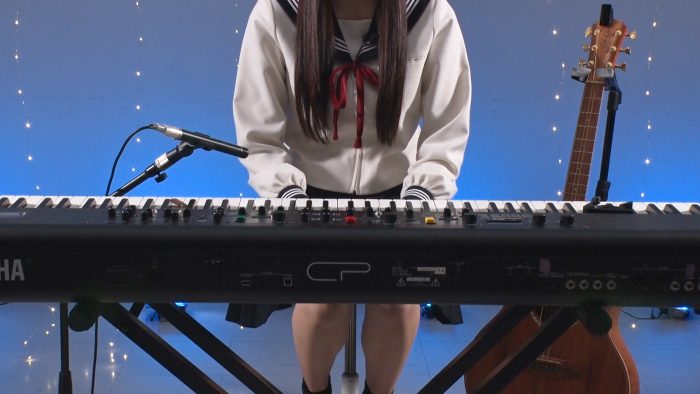 tuki.『日曜日の初耳学』で即興のギター弾き語り＆曲作りを実演！恋愛トークも披露