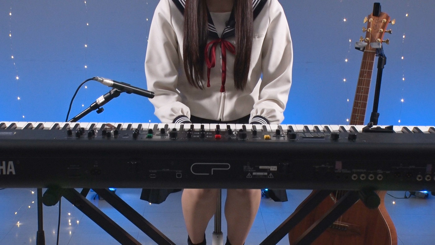 tuki.『日曜日の初耳学』で即興のギター弾き語り＆曲作りを実演！恋愛トークも披露