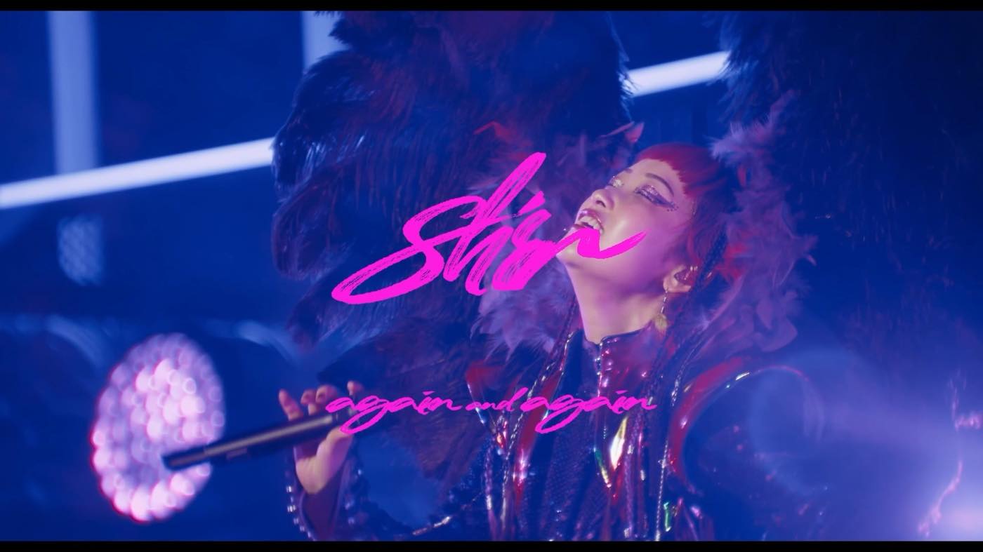 映画『パリピ孔明 THE MOVIE』より、詩羽演じるシンガーshinの新曲「again and again」MV公開