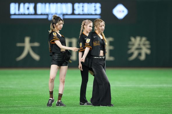 【レポート】IS:SUE『BLACK DIAMOND SERIES2025』球場で生歌唱＆初の始球式！東京ドームで新曲のメドレーを披露