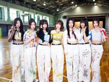 SAY MY NAME、メンバーHITOMIの母校でサプライズ凱旋ライブ！突然現れた恩師との再会に涙