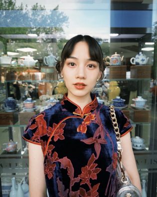 のん、美肌際立つ艶やかなチャイナドレス姿を公開！現地で購入した食器の写真も投稿