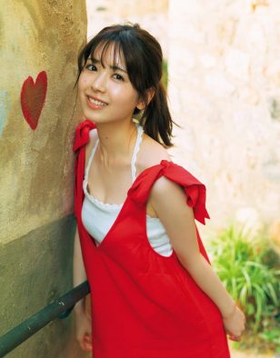 筒井あやめ1st写真集より4種の裏表紙公開！ミニワンピ、サロペットなどの衣装でスペインの街並みを堪能