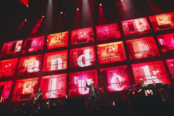 【ライブレポート】TM NETWORKのデビュー40周年プロジェクトを締めくくった圧巻の横浜アリーナ公演『YONMARU+01』