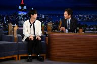 BTS JIN、米の人気番組に出演！ベッド型のセットの上で新曲「Don’t Say You Love Me」を披露 - 画像一覧（1/6）