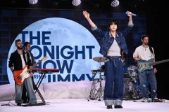 BTS JIN、米の人気番組に出演！ベッド型のセットの上で新曲「Don’t Say You Love Me」を披露