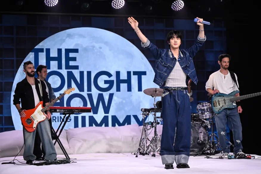 BTS JIN、米の人気番組に出演！ベッド型のセットの上で新曲「Don’t Say You Love Me」を披露