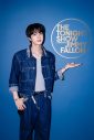 BTS JIN、米の人気番組に出演！ベッド型のセットの上で新曲「Don’t Say You Love Me」を披露 - 画像一覧（6/6）