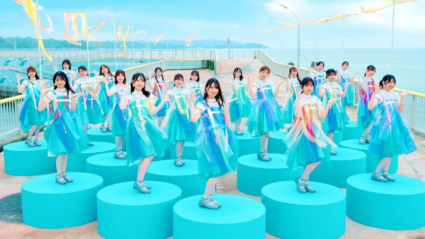 日向坂46、14thシングル収録楽曲「海風とわがまま」MV公開 – THE