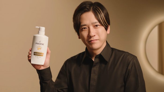 二宮和也が、女性の髪のダメージケアに高いプライドを持つ“パンテーンの化身”を熱演