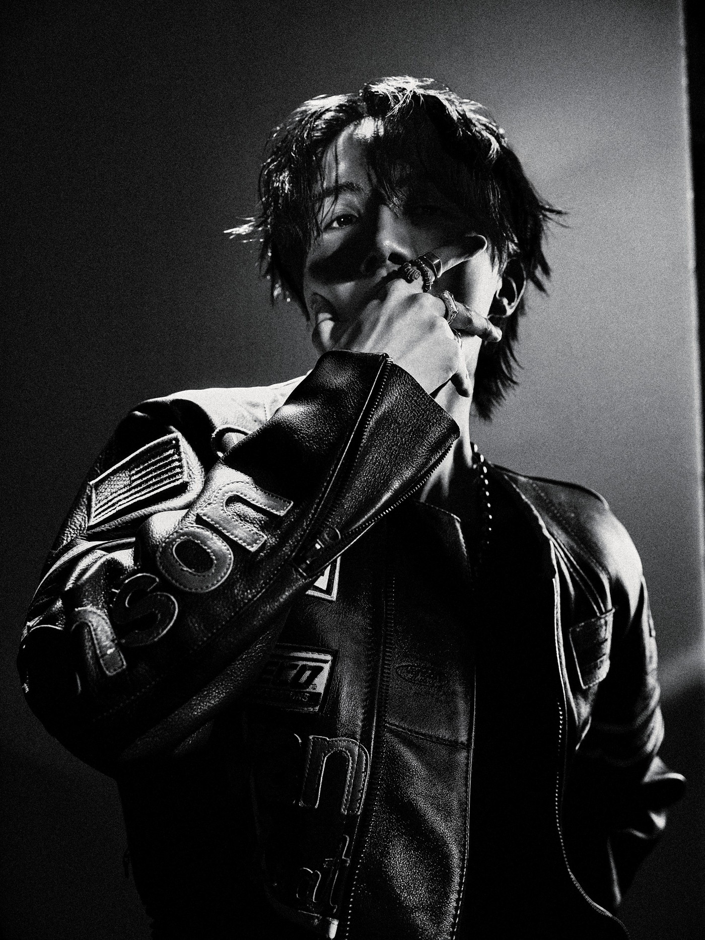 BTS J-HOPE、コンセプトフォトでセクシーに大胆イメチェン